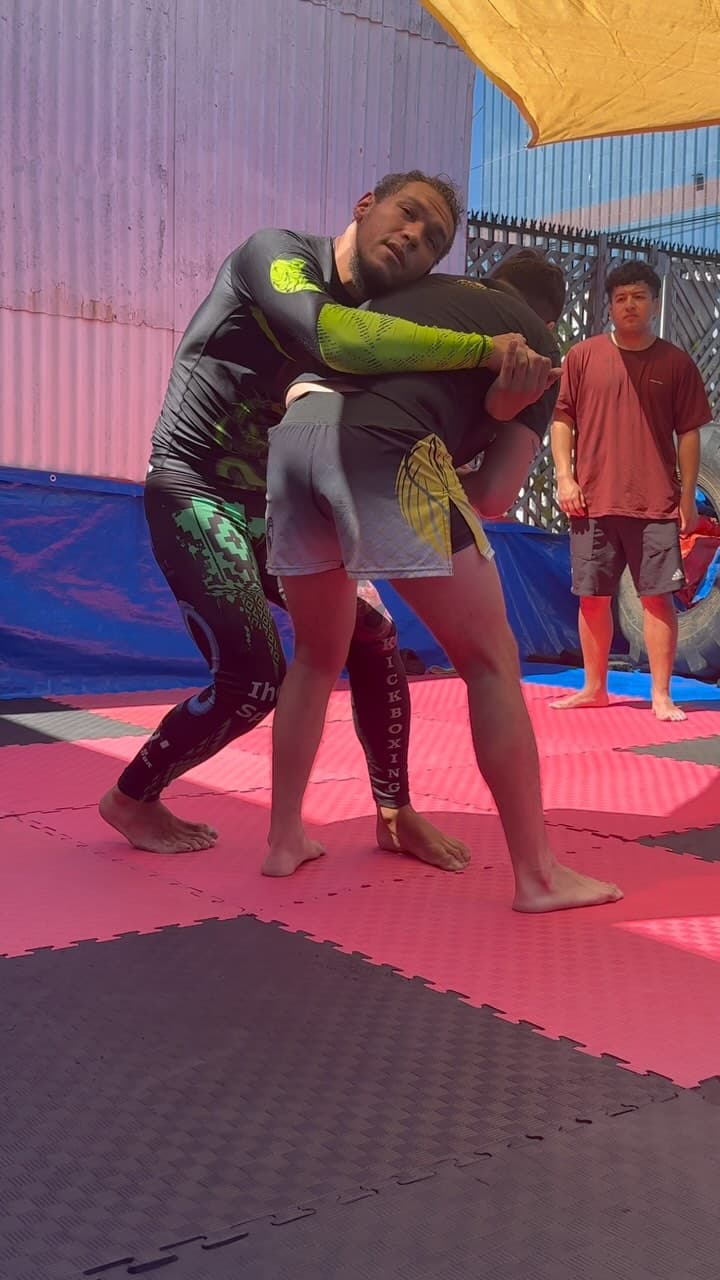 Demostración técnica de grappling de Carlos Maturana con un compañero